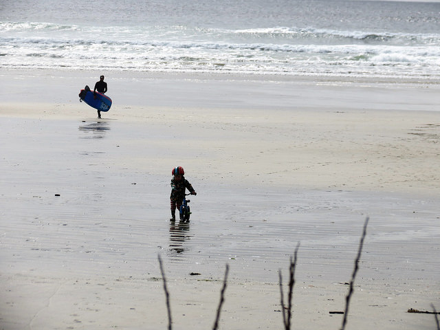 Two Kids on da Beach (BWD, pushbiker)
