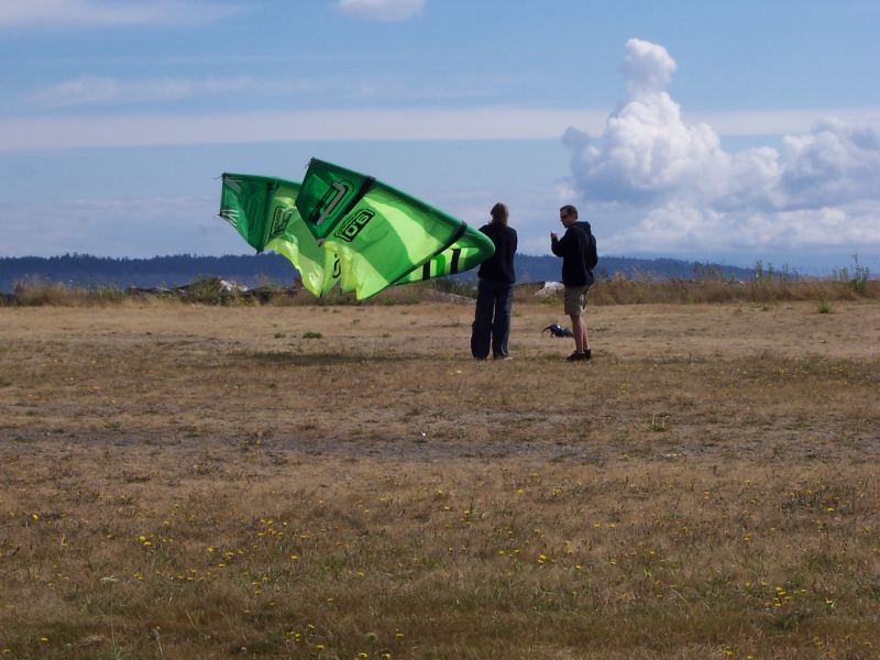 testing wind strength
Joe giving SB some instructions for setting up
