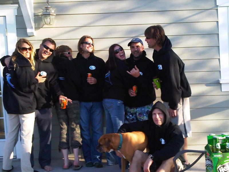 Port Alberni-BWD 'hoodie'lums :)
hanging out in the hood, seven blocks from the HQ kitelaunch
