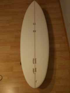 Philett
5'5" Philett. Latest kayakdoc design. Fast, floaty and fhatt. Cinque (5) fin set up for thruster or quad.
