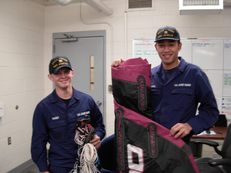 This is 2 US coast guard officers proudly showing their last catch along the coast of Port-Angeles. My 11M waroo 09 !


