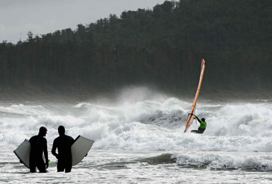 Whoa, that looks cool! I wanna learn to windsurf, too...
