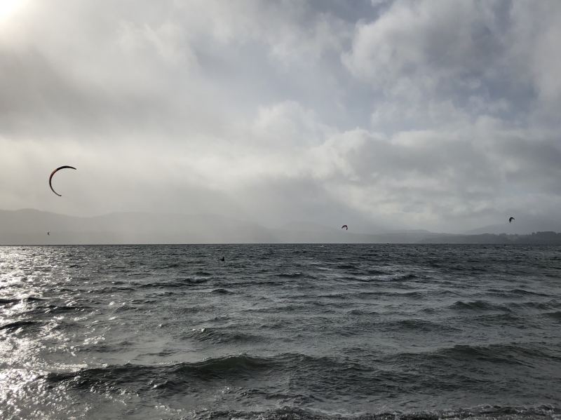 4 kiters out
The very farthest kite, back left, is that the kiter like 20â€™ up?  Pic before and after and no black thing in the sky so guessing so.  Prob closer to 30 knots out there in the inlet.  
